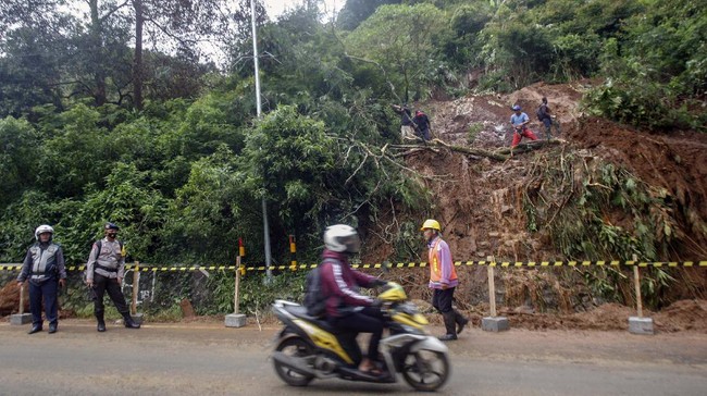 Belasan rumah warga rusak usai diterjang bencana tanah longsor di enam desa di kawasan Puncak, Megamendung, Bogor.