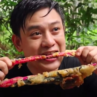 Gila! YouTuber Ini Bikin Konten Makan Kolor Waria yang Digoreng Tepung
