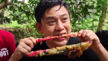Bobon Santoso Si YouTuber Ekstrem yang Makan Celana Dalam Waria