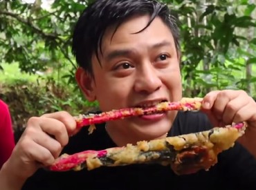 img-title Bobon Santoso Si YouTuber Ekstrem yang Makan Celana Dalam Waria