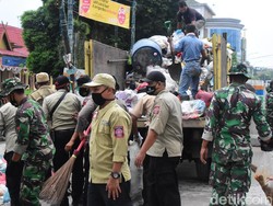 300 TNI-Polri Angkut Sampah di Pekanbaru yang Tak Kunjung Ditangani Pemda