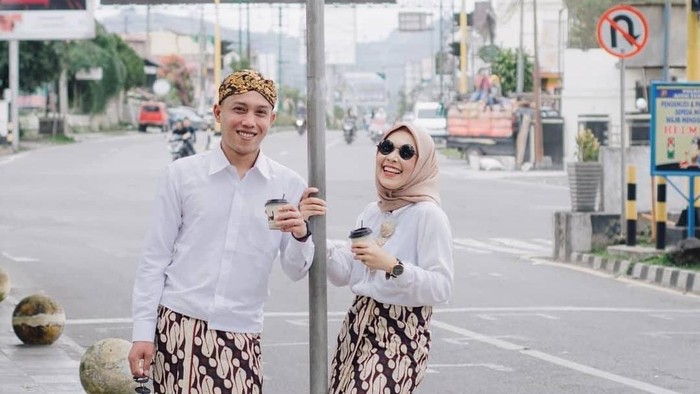 8 Ide Foto Prewedding Outdoor Sederhana Tapi Menarik
