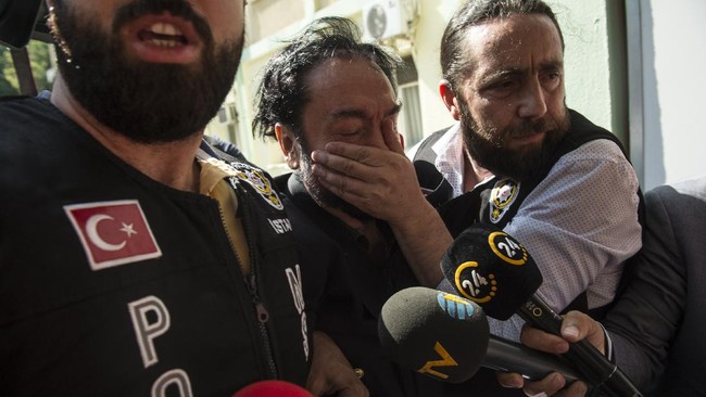 Kritikus teori evolusi Darwin sekaligus penceramah Turki, Harun Yahya, menjadi sorotan usai Pengadilan Istanbul menjatuhkan vonis 8.658 bui pada Rabu (16/11).