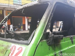 Tengah Angkut Penumpang, Angkot di Bogor Terbakar