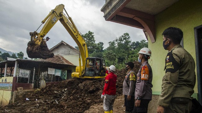 Dengan tambahan tiga korban ini, total jumlah korban meninggal dunia akibat longsor Sumedang, Jawa Barat, menjadi 24 orang.