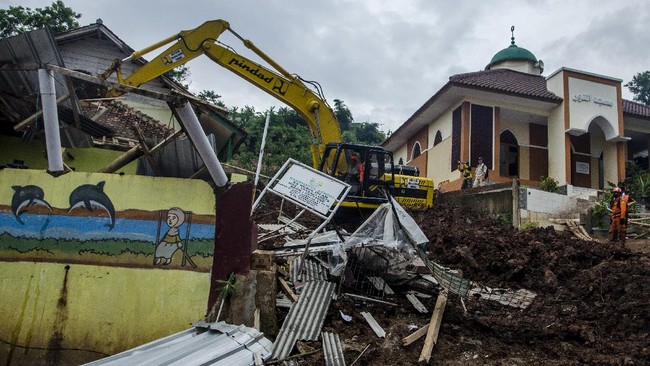 Total saat ini terdapat 21 korban tewas longsor Sumedang yang telah ditemukan dan 19 lainnya masih dicari.