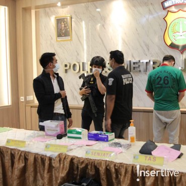 Potret Polisi Rilis Barang Bukti dari Penangkapan Suami Nindy Ayunda