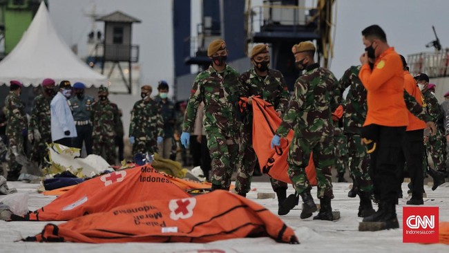 Tim Disaster Victim Identification (DVI) RS Polri menyebutkan tiga nama korban pesawat Sriwijaya Air SJ 182 yang telah teridentifikasi pada Selasa (12/1).