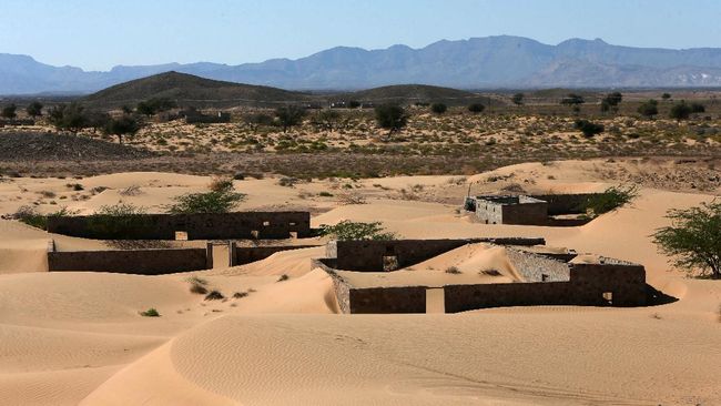 Tiga dekade yang lalu Desa Omani di Wadi al-Murr, Oman, ditelan padang pasir. Kini, rumah-rumah di sana perlahan muncul kembali.