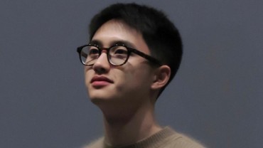 img-title D.O. EXO Tampil Gemas dengan Kacamata, Fans Auto Ambyar