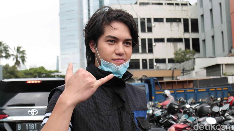 El Rumi El Rumi saat ditemui di kawasan studio Trans TV.