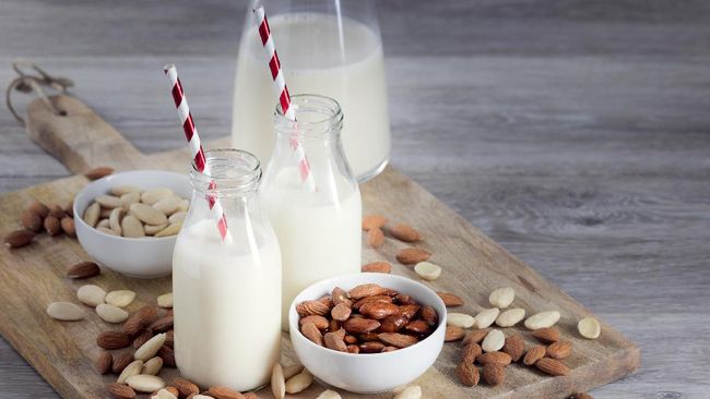 Susu almond adalah salah satu susu nabati yang cukup banyak dinikmati karena tekstur dan rasanya yang kaya. Berikut sejumlah manfaat susu almond.