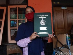 Tangis Jaenab Melihat Rumah-Sekolah Rata Tertimbun Longsor Sumedang