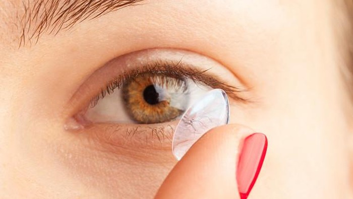 Jangan Sembarangan! Begini 5 Tips Memakai Softlens Agar Mata Gak Perih
