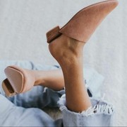 Kamu Kesulitan Merawat Sepatu Suede? Caranya Ternyata Gampang Kok!