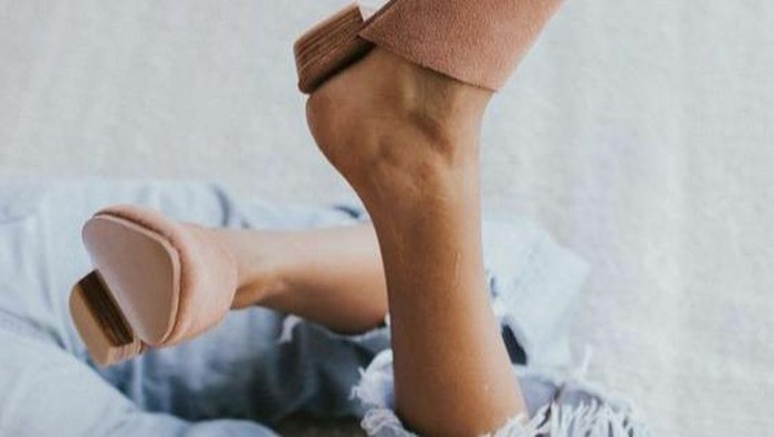 Kamu Kesulitan Merawat Sepatu Suede? Caranya Ternyata Gampang Kok!