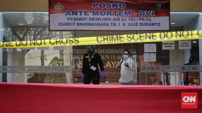 Tim DVI RS Polri kembali mengidentifikasi dua korban pesawat jatuh Sriwijaya Air SJ 182. Korban teridentifikasi dari sidik jari.