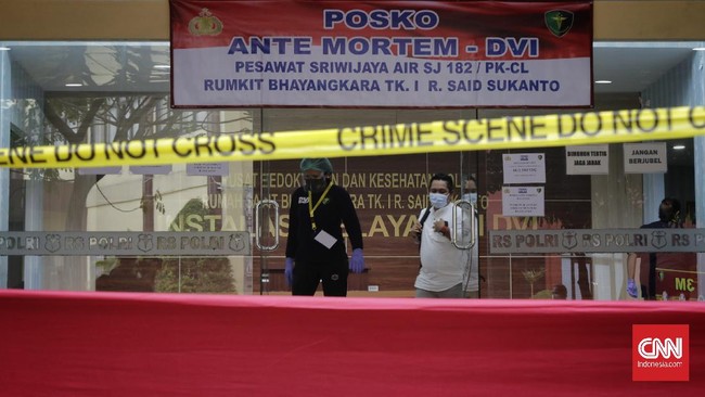 Korban Sriwijaya Air Teridentifikasi: Indah dan Agus Minarni Tim DVI RS Polri kembali mengidentifikasi dua korban pesawat jatuh Sriwijaya Air SJ 182. Korban teridentifikasi dari sidik jari.