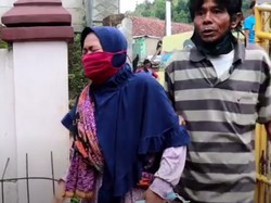 Tangis Jaenab Melihat Rumah-Sekolahnya Tertimbun Longsor Sumedang