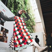 5 Prediksi Fashion Hits Tahun 2021, Main Motif Hingga Head Scraf