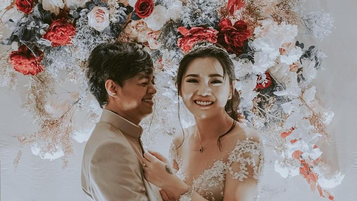 Pasangan yang cukup fenomenal Reza Arap dan Wendy Walters juga menjalani prosesi sangjit sebelum hari pernikahan digelar. Wendy tampil menawan dengan gaun putih full payet serta headband akesen payet senada. Makeup Wendy juga terlihat fresh sehingga rona kecantikannya semakin terpancar. (Foto: instagram.com/wendywalters)