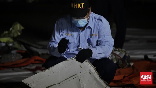 Dalam Rapat Dengar Pendapat dengan DPR, KNKT membantah bahwa pesawat Sriwijaya Air SJ 182 pecah di udara sebelum menyentuh perairan Kepulauan Seribu.