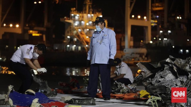 Investigator Keselamatan Pelayanan KNKT menduga pesawat Sriwijaya Air meledak saat posisi di laut, bukan di udara.