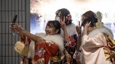 FOTO: Perayaan Memasuki Usia Berkepala Dua di Jepang Sekitar 1 juta anak muda di Jepang memasuki usia berkepala dua pada tahun ini. Perayaannya disebut Hari Kedewasaan.