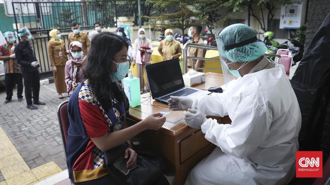 Di Makassar kemarin Menpan RB ingin parpol turut gencar bantu vaksinasi, di Jakarta Polri menyatakan akan menggenjot penyuntikan vaksin Oktober-Desember 2021.