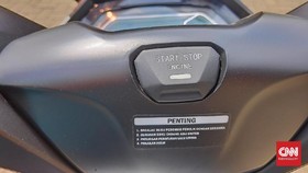 Trik Kelupas Stiker Motor dengan Pengering Rambut