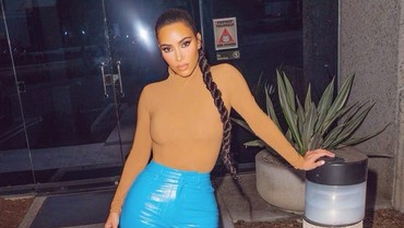Tanpa Cincin Kawin, Kim Kardashian Tampil Seksi Berbalut Lingerie