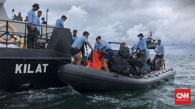 Ikhtiar Penyelam Cari Black Box Sriwijaya Air SJ 182 Proses pencarian dan evakuasi puing-puing serta kotak hitam atau black box pesawat Sriwijaya Air SJ 182 masih terus dilakukan hingga kini.