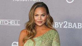 Chrissy Teigen Cabut dari Twitter Usai Balas Netizen Julid