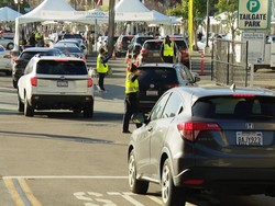 Vaksinasi di California Pakai Sistem Drive Thru