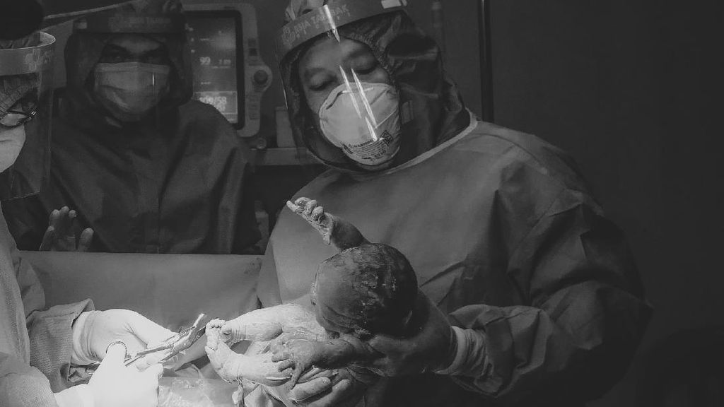 Menegangkan, Ibu Lahirkan Bayi Kembar di Ambulans Saat Langkat Banjir