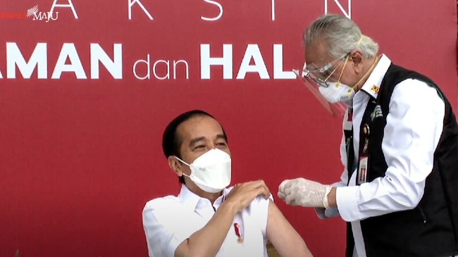 Presiden Jokowi menyebut kesediaannya disuntik vaksin ini merupakan ikhtiar besar sebagai warga negara untuk terbebas dari pandemi virus corona.