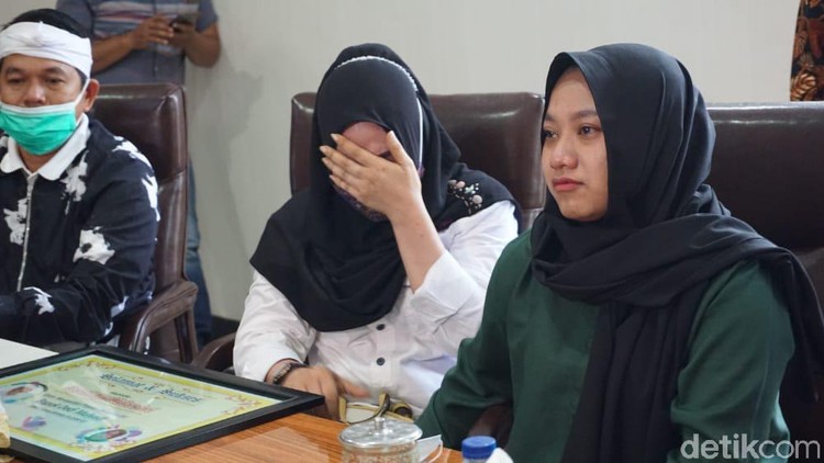 Anak, A (19), bersama ibu kandungnya, S (36), di kantor Kejaksaan Negeri (Kejari) Demak, Rabu (13/1/2021). Anak, A (19), bersama ibu kandungnya, S (36), di kantor Kejaksaan Negeri (Kejari) Demak, Rabu (13/1/2021).