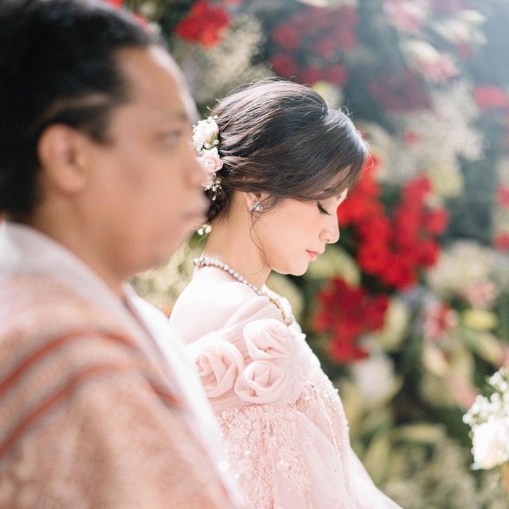 <p>Perlu Bunda ketahui, dalam prosesi sakral tersebut, Indah tak didampingi ayah serta kakak laki-lakinya. (Foto: Instagram @imagenic)</p>