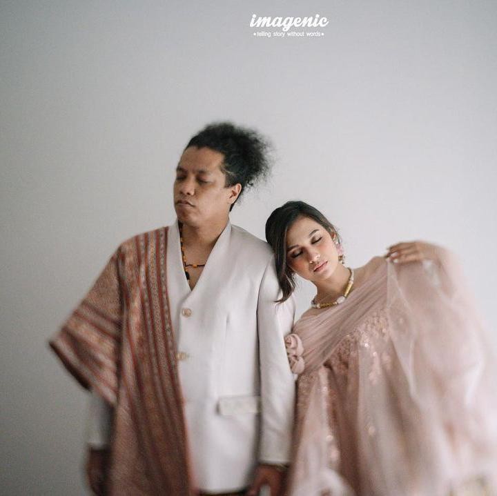 <p>Arie Kriting baru-baru ini menikahi kekasihnya, Indah Permatasari pada Selasa (12/1/2021) kemarin, Bunda. (Foto: Instagram @imagenic)</p>