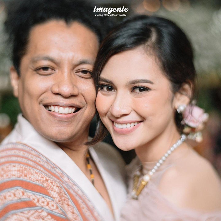 <p>Menanggapi hal tersebut, Arie Kriting mengibaratkan bahwa rumah tangganya tak sedang melawan arus, namun berusaha menjadi arus.<br /><br />"Kami berdua tidak sedang melawan arus, melainkan berusaha menjadi arus. Mohon doa restu dari semua yang mengenal kami baik secara langsung maupun tidak secara langsung. Semoga hal baik senantiasa melingkupi kita semua," harap dan doa Arie Kriting," tuturnya dalam postingan di Instagram, dikutip dalam akun @arie_kriting pada Rabu, (13/1/2021). (Foto: Instagram @imagenic)</p>