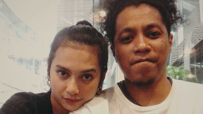 Indah Permatasari mengumumkan kehamilan anak pertamanya bersama Arie Kriting yang sudah berusia 22 minggu.