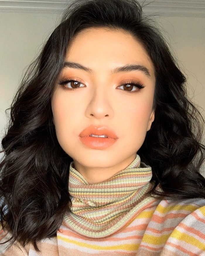 Raline Shah mulai dikenal luas setelah perannya sebagai Riani di Film 5 cm. Mantan finalis Puteri Indonesia 2008 ini termasuk dalam deretan artis Tanah Air yang dikaruniai bibir tebal alami. Meski jarang berpenampilan terbuka, bibir tebalnya yang sensual membuat Raline terlihat seksi dan memikat. (Foto: instagram.com/ralineshah)