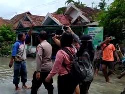Ditantang Tinggal di Lokasi Banjir, Bupati Jombang Curigai Aksi Settingan