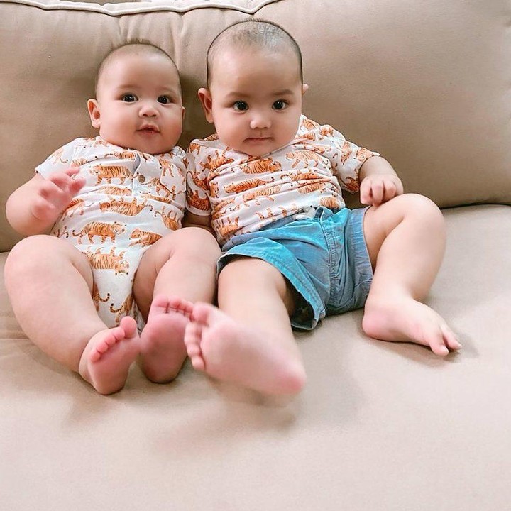 <p>Dengan jarak usia yang tak jauh, baby Keene dan dan baby Shaquille terlihat memiliki paras yang hampir serupa ya, Bunda? (Foto: Instagram @cutratumeyriska)</p>