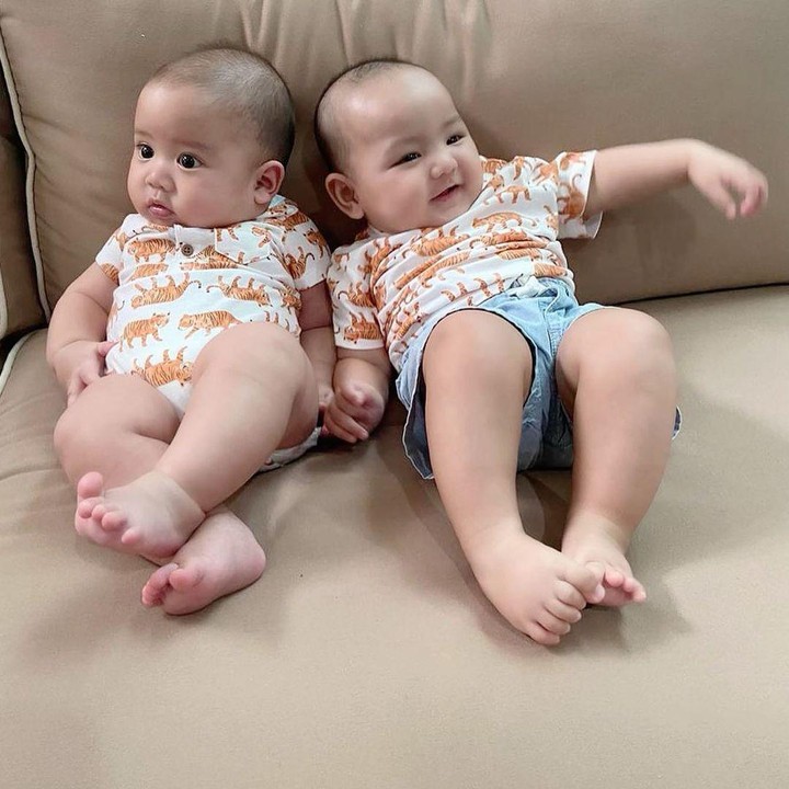 <p>Apalagi dalam potret berikut, kedua bayi menggemaskan dengan pakaian bermotif sama ini seperti bayi kembar, nih. Bunda setuju? (Foto: Instagram @cutratumeyriska)</p>