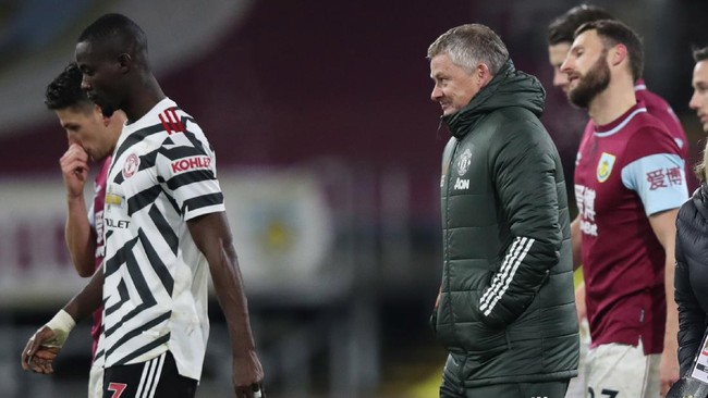 Manajer Manchester United, Ole Gunnar Solskjaer dihadapkan pada dilema dalam menentukan pemain lini tengah untuk melawan Liverpool.