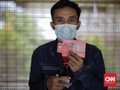 FOTO: Dinsos DKI Jakarta Mulai Salurkan Bantuan Sosial Tunai
