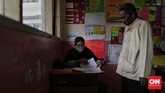 FOTO: Dinsos DKI Jakarta Mulai Salurkan Bantuan Sosial Tunai Dinsos DKI Jakarta mulai menyalurkan Bantuan Sosial Tunai (BST), Selasa (12/1/2021), di mana jumlah penerima mencapai 1,055.216 KPM.