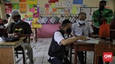 FOTO: Dinsos DKI Jakarta Mulai Salurkan Bantuan Sosial Tunai Dinsos DKI Jakarta mulai menyalurkan Bantuan Sosial Tunai (BST), Selasa (12/1/2021), di mana jumlah penerima mencapai 1,055.216 KPM.