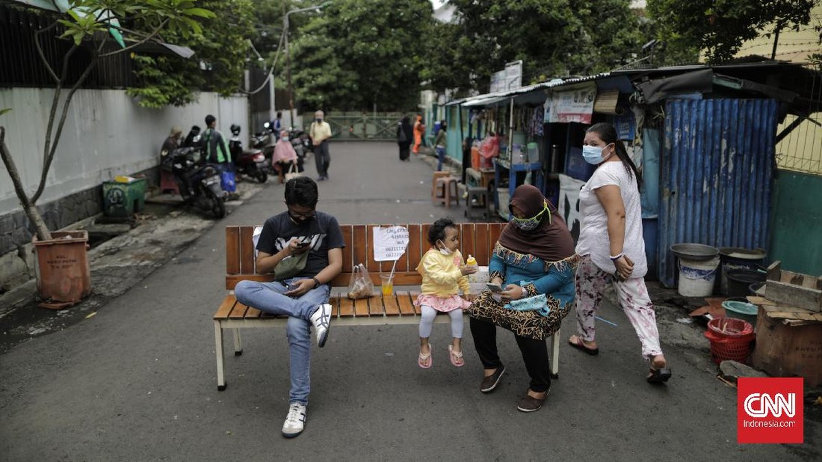 FOTO: Dinsos DKI Jakarta Mulai Salurkan Bantuan Sosial Tunai
